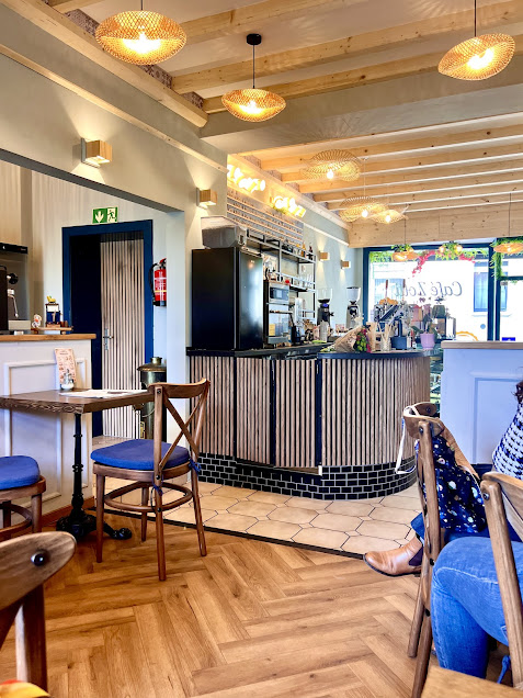 Café Zotti Außenansicht — blaue Fensterläden an der Mittelstraße