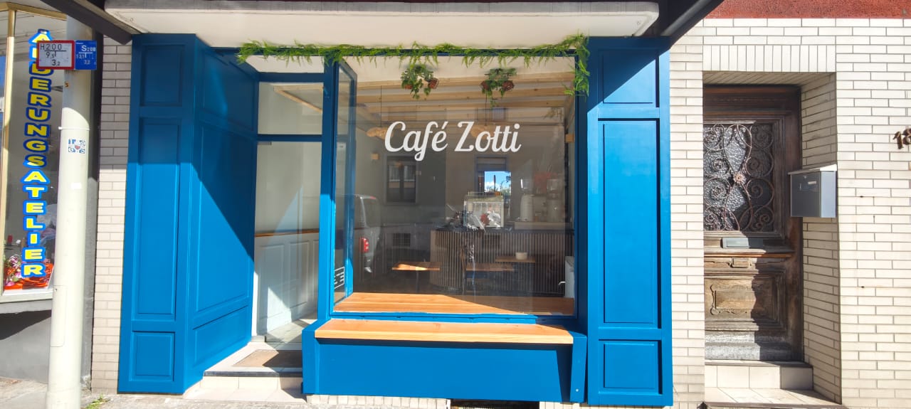 Café Zotti von außen — blaue Fensterläden, Mittelstraße 18, Bad Godesberg